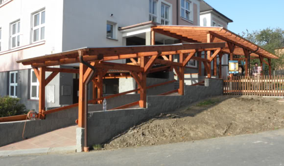 zastřešení vstupu do školy v Pržně